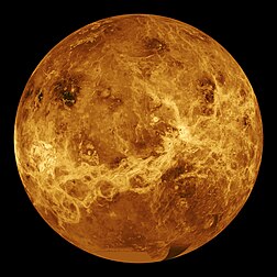 Vue globale de la surface de Vénus obtenue par mosaïque d'images radar de la sonde spatiale Magellan et d'images de la sonde Pioneer Venus orbiter. Cette image ne pourrait pas être vue par un observateur survolant Vénus, car des nuages composés d'acide sulfurique rendent son atmosphère constamment opaque. (définition réelle 4 096 × 4 096)