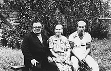 Vladimir Putin with parents in 1985.jpg