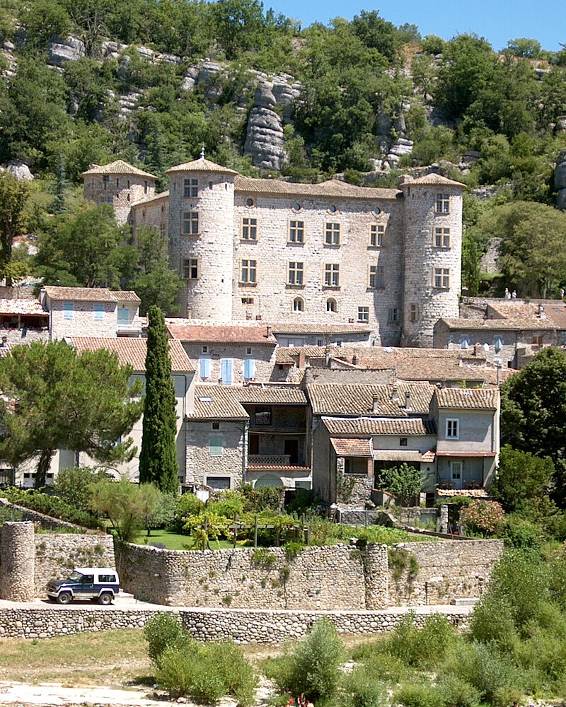 Auvergne-Rhône-Alpes : Vogüé (Les plus beaux villages de France) 800px-Vogue_castel