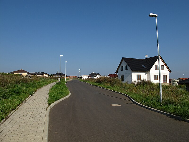 File:Vtelno - nová výstavba 1.jpg