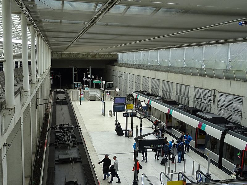 File:Vue d'ensemble de la gare de l'Aéroport CDG 2.jpg