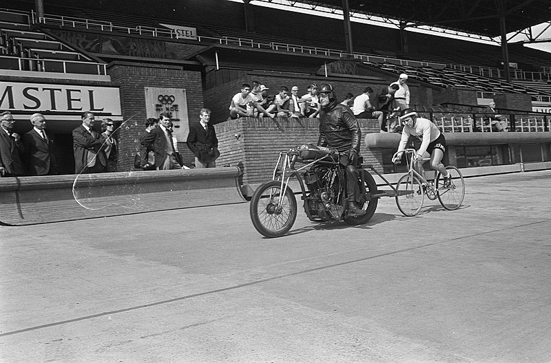 File:Wielrennen. Stayer Timoner in training, Bestanddeelnr 920-6281.jpg