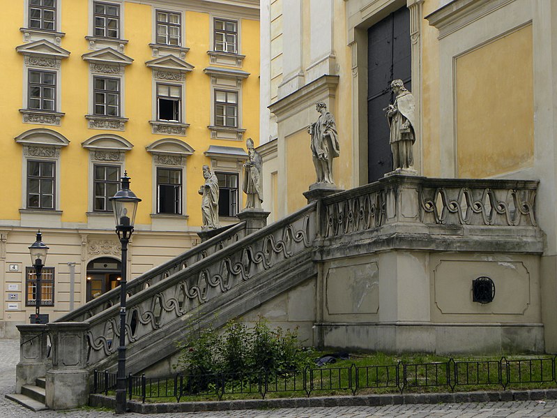 File:Wien-Neubau - Ulrichskirche - Stiegenaufgang.jpg