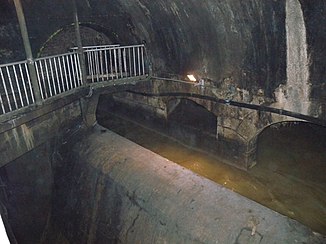 In the area of ​​the confluence of the Ottakringerbach in the left Wien river collecting canal is the so-called raid chamber, a location of the film The Third Man