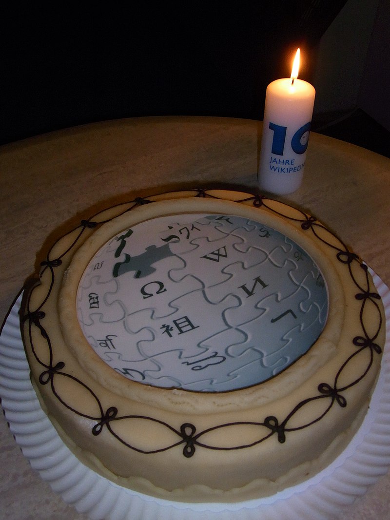 File:10 year hu.wikipedia - celebration cake slicing 01.gif - Wikimedia  Commons