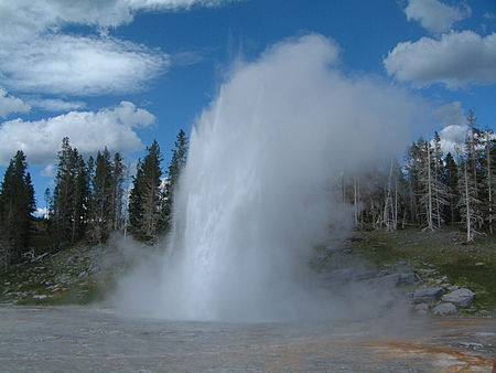 Tập_tin:Yellowstone_Grand_Geysir_02.jpg
