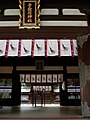 اعلام ياتاغاراسو على مدخل معبد يوزوروها.