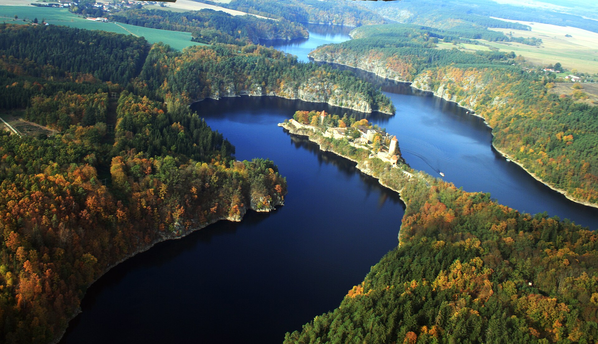 soutok Otavy (vlevo) a Vltavy, uprostřed hrad Zvíkov