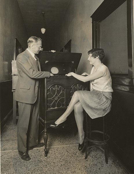 Zworykin demonstrates electronic television (1929).