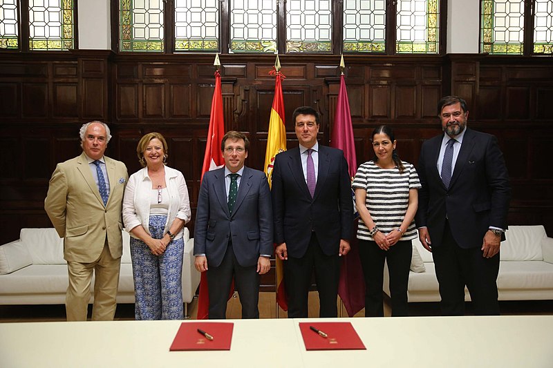 File:(Foto de grupo) El Ayuntamiento y MERLIN Properties firman un convenio para la rehabilitación del entorno de su edificio en plaza Ruiz Picasso (AZCA).jpg
