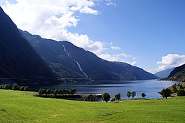 Fjord dengan curam sisi dan sebuah air terjun di sebelah kiri