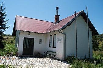 Поранешното училиште во селото Локов, денес претворено во спомен-дом за бригадата