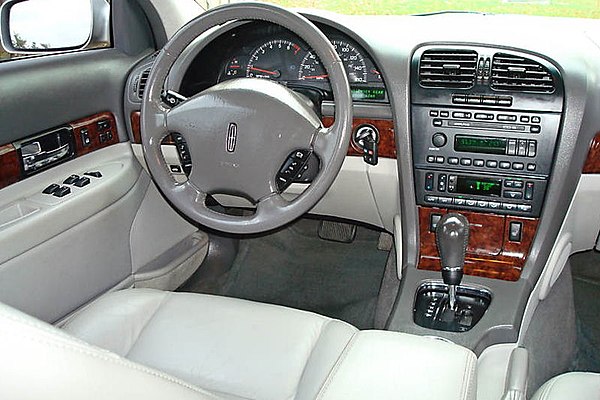 Instrument panel and dash area of a 2002 Lincoln LS