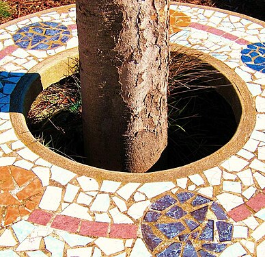 Banco de asiento recubierto con trencadís frente a la Ermita de San José en Torrebaja (Valencia). Siglo XX.