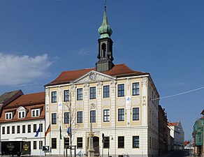 120318 Radeberg Rathaus mit Postmeilensaeule.jpg