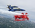 Aktobatický dvouplošník Pitts Special Challenger II (pilot Sean D. Tucker) s letouny F/A-18 Hornet akrobatické skupiny Blue Angels