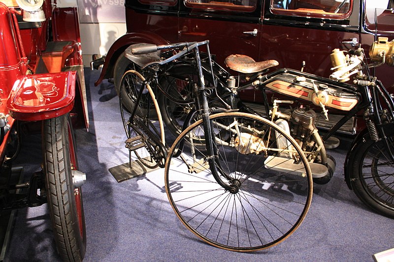 800px-1888_Rover_Safety_Bicycle_Coventry_Transport_Museum