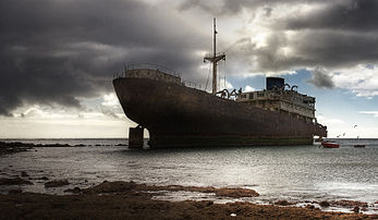 L'épave du Telamon, cargo battant pavillon grec, échoué le 31 octobre 1981 près du port d'Arrecife sur l'île de Lanzarote (archipel des Canaries, Espagne). (définition réelle 3 185 × 1 853)