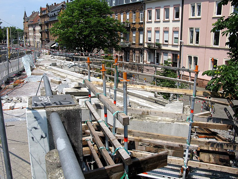 File:2020-06-26 Sanierung der Stühlingerbrücke in Freiburg; Westrampe nördlicher Teil.jpg