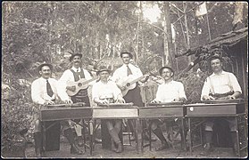 Eine Musikband im Berrima-Internierungslager, gekleidet in deutschen Trachten und Musikinstrumenten mit vier Zither- und zwei Gitarrenspielern (1916)