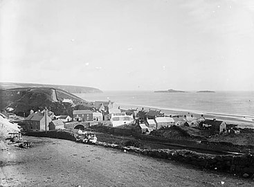 Ffotograff o Aberdaron ac Ynysoedd Gwylan yn y cefndir; 1896