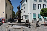 Deutsch: Abt-Kaspar-Brunnen zwischen Gemeindebücherei Marktplatz 1 und Rathaus Holzkirchen Marktplatz 2