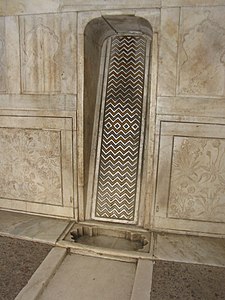 Agra Fort 25 (Friar's Balsam Flickr).jpg