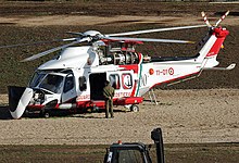 Un AW139 della Guardia costiera con il vano motore e il radome aperti