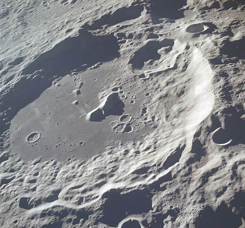 Большой кратер луны. Бассейн Южный полюс - Эйткен. Бассейн Южный полюс Эйткен на Луне. Эйткен кратер на Луне. Самый большой кратер Луны — бассейн Южный полюс — Эйткен.