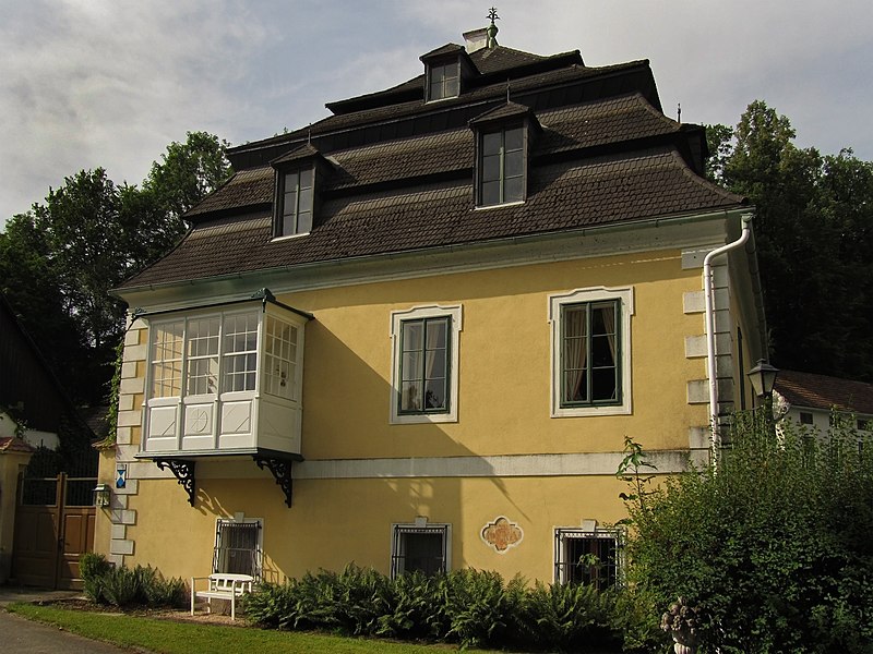 File:Alte Textilfabrik, Herrenhaus in Oberbrühl.jpg