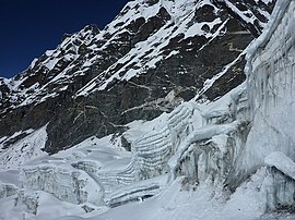Amphu Labtsa pass 8845 m od Vijay Jeyanthan října 2014.jpg