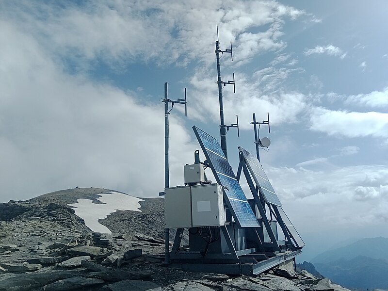 File:Antennes Mont Buet 03.jpg