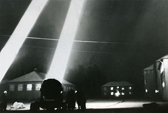 Övning med strålkastare på A 10 i Linköping december 1939.