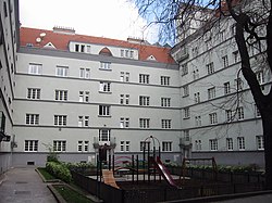 Inner courtyard of the Anton-Schrammel-Hof