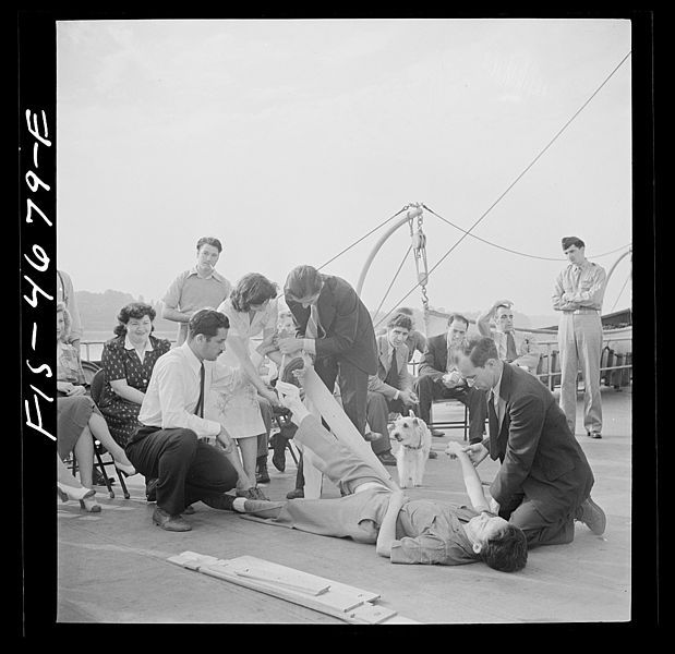 File:Applying a splint to a broken leg as part of a course in first aid 8d21261v.jpg