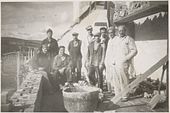 Snekkere og murere i selebukser under arbeid på Falstad fangeleir omkring 1950