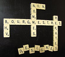 Des pièces d’un jeu de scrabble forment les mots BHV-bourgmestres-non nommés-réputés-désignés.