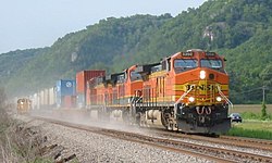 BNSF mozdonyok konténerszállító tehervonattal