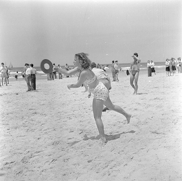 File:Badgasten spelen strandtennis - seaside visitors playing beach tennis. (3587781847).jpg