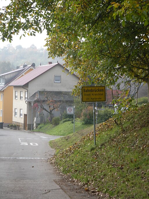 Bahnbrücken - Ortseingang Lange Straße beim Friedhof