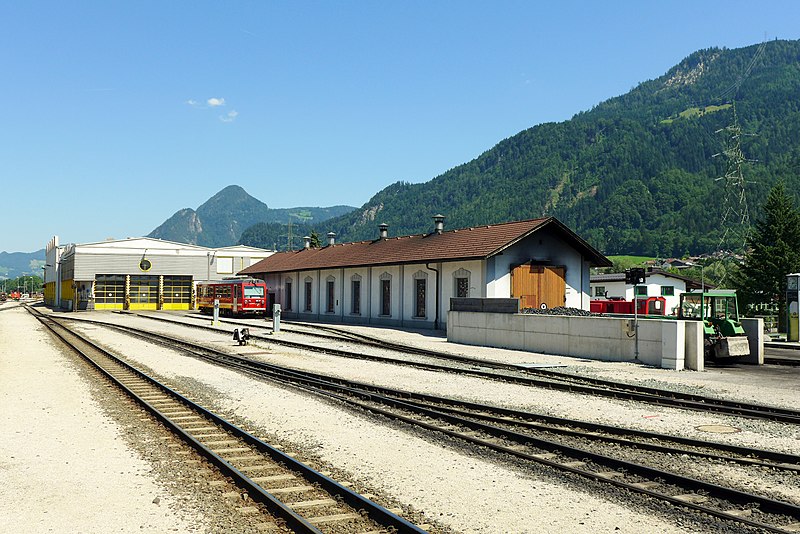 File:Bahnhof Jenbach - Zillertalbahn, 2014 (02).JPG