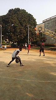 Thumbnail for File:Basketball sur terrain de basket d'Université d'Abomey-Calavi.jpg