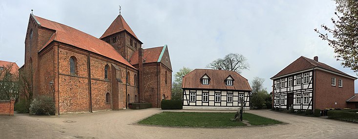 Kleiner Stiftshof mit Stiftskirche "St. Mauritius & St. Viktor" und Stiftsdamenhäusern