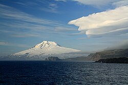 Vista di Jan Mayen e del suo vulcano Beerenberg