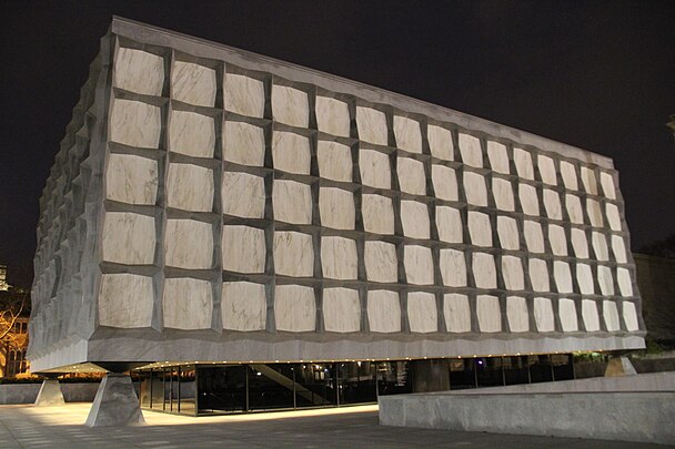 https://upload.wikimedia.org/wikipedia/commons/thumb/8/86/Beinecke_Library_at_night.JPG/608px-Beinecke_Library_at_night.JPG