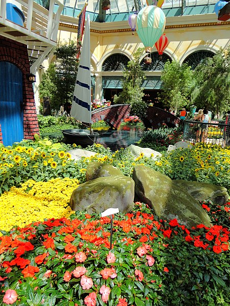 File:Bellagio Hotel and Casino, Las Vegas, Nevada, USA (27554686701).jpg