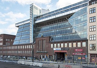 Före detta mineralvattenfabriken med påbyggd glasdel från 1998-2000, fasad mot Norra stationsgatan.