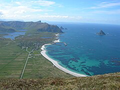 Uzun plajı ve küçük Bleiksøya adasında bir deniz kuşu kolonisiyle Andøy'deki Bleik köyü. Derin okyanus burada kıyıya çok yakın ve bu bölgede ispermeçet balinası besleniyor.