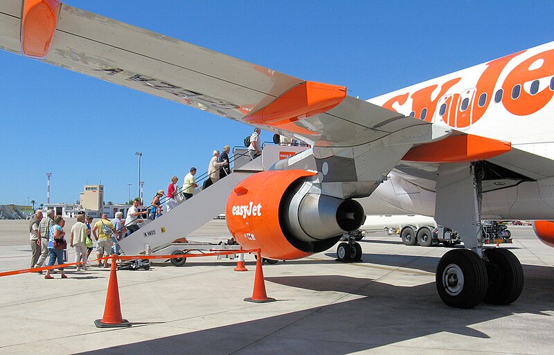 File:Boarding easyjet a319 g-ezav at palma majorca arp.jpg
