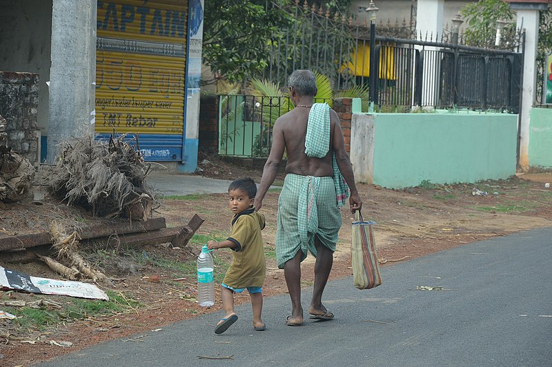 File:Boy with Old Man - Dadanpatrabarh - Chaulkhola-Mandarmani Road - East Midnapore 2015-05-02 8993.JPG